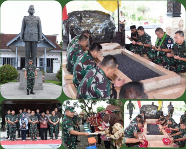 Kepala Staf Angkatan Darat (Kasad) Jenderal TNI Dr. Dudung Abdurachman berziarah ke makam Ir Soekarno atau yang juga dikenal sebagai Bung Karno di Kota Blitar, Jawa Timur. Kamis, (6/10/2022)./ Foto : Dispenad