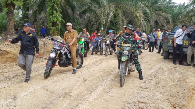 Dandim 0415/Jambi Kolonel Inf Marsal Denny  bersama Bupati Batanghari saat menjajal jalan baru rogram TMMMD 115 di Desa Kembang Seri Baru (Foto. Istimewa)
