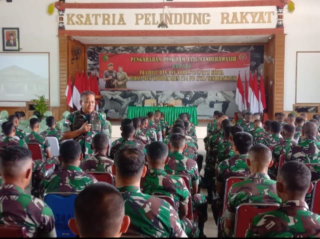 Pangdam XVII/Cenderawasih Mayjen TNI Muhammad Saleh Mustafa memberikan pengarahan kepada seluruh personel Militer, PNS, dan Persit Korem 174/ATW (Foto. Pendam XVII/Cenderawasih).
