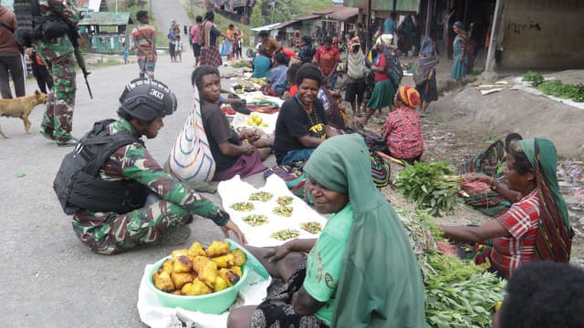 Satgas Satuan Organik Yonif Raider 303/SSM memborong belanja hasil bumi milik penjual sayuran lokal kampung Sinak, Ilaga Utara, Papua, Kamis (20/10/2022)./ Foto. Pendam XVII/Cenderawasih).