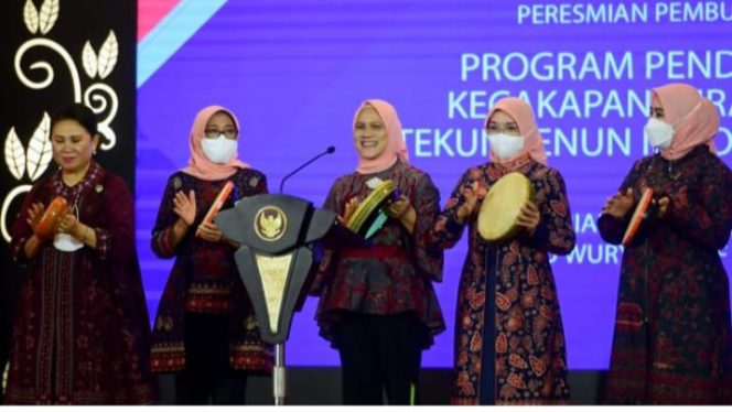 Ibu Iriana Joko Widodo beserta Ibu Wury Ma’ruf Amin secara resmi membuka program Pendidikan Kecakapan Wirausaha (PKW) Tekun Tenun Indonesia 2022.(BPMI Setpres)
