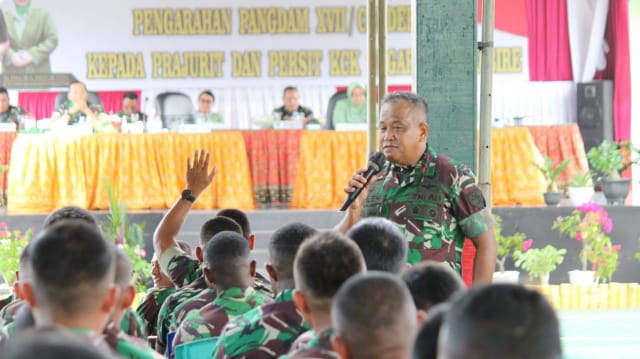 Pangdam XVII/Cenderawasih Mayjen TNI Muhammad Saleh Mustafa memberikan pengarahan kepada Prajurit TNI AD, Persit dan PNS se-Garnisun Nabire (Foto : Istimewa) 