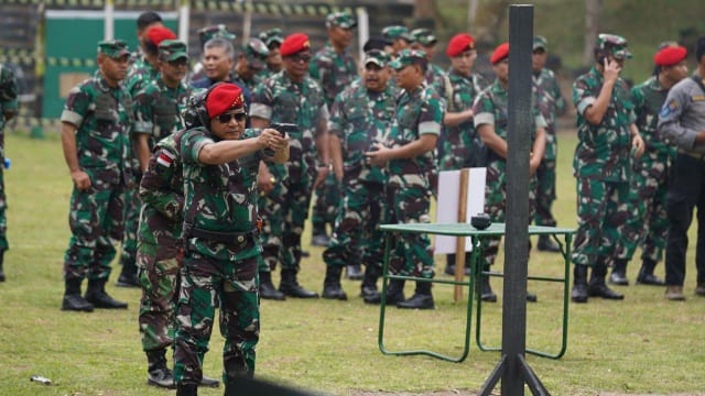 Kasad Jenderal TNI Dr. Dudung Abdurachman berkesempatan mencoba menembak pistol (Foto. Dispenad)