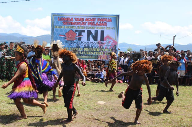 TNI Adalah Kita, Satgas TNI 142/KJ Gelar Lomba Tari Adat Papua (Foto : Istimewa)