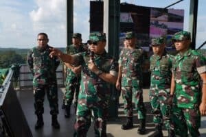 Kasad Jenderal TNI Dr. Dudung Abdurachman meninjau langsung mekanisme latihan Batalyon Tim Pertempuran (YTP) Yonif Raider 400/BR yang digelar Puslatpur Kodiklatad, Baturaja, OKU, Sumatera Selatan, Minggu (2/10/2022)./ FOTO : DISPENAD