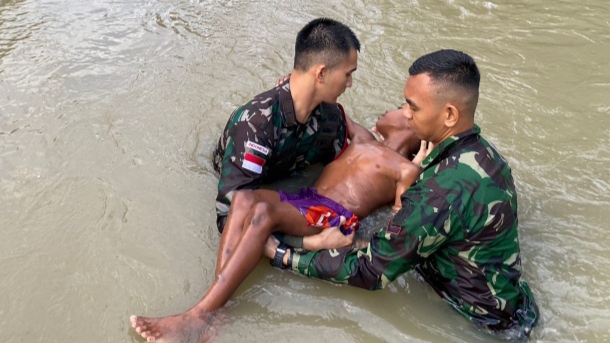 Aksi Heroik!! Satgas TNI 711/Rks Bantu Selamatkan 2 Anak-Anak Tenggelam Di Sungai (Foto Pendam XVII/Cenderawasih).