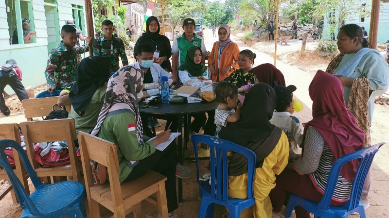 Warga di Lokasi TMMD Desa Kembang Seri Baru Mendapatkan Penyuluhan Kesehatan dari Tim Dokter Tangguh Kabupaten (Foto.timpendim TMMD) 
