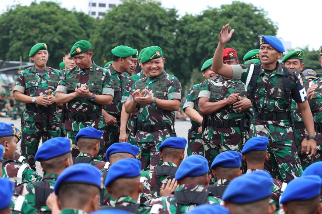 Kepala Staf Angkatan Darat (Kasad) Jenderal TNI Dr. Dudung Abdurachman menyempatkan diri berdialog bersama prajuritnya usai Apel Gelar Kesiapsiagaan menghadapi Kontijensi (Foto. Istimewa) 