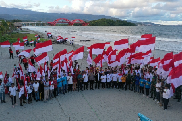 Kodam Cenderawasih Bersama Pemuda Kibarkan 1000 Bendera Dan Bakti Sosial Di Pantai Holtekamp (Pendam Cenderawasih) 
