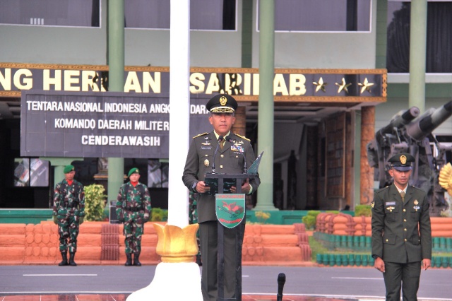 Kepala Staf Kodam (Kasdam) XVII/Cenderawasih Brigjen TNI R. Sidharta Wisnu Graha, S.E., bertindak sebagai Irup (Inspektur Upacara) pada peringatan Hari Sumpah Pemuda (Foto : Istimewa) 
