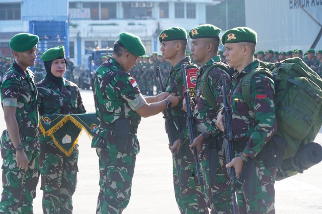 Kasdam XVII/Cenderawasih Melepas Kepulangan Dua Satgas Pamtas TNI (Pendam Cenderawasih) 
