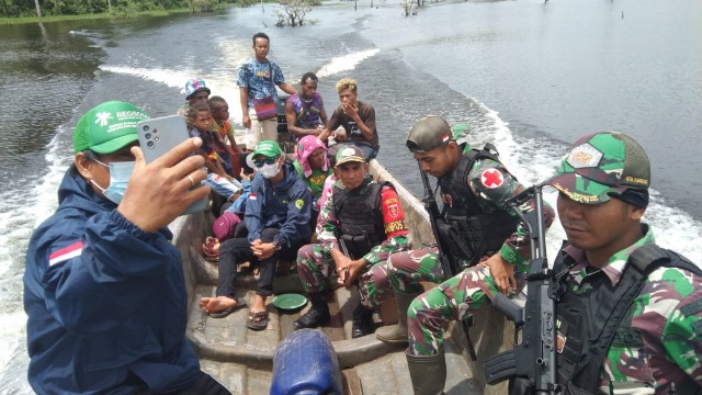 Lewati Sungai dan Rawa, Satgas Yonif 725/Wrg Dampingi BPS Boven Digoel Laksanakan Sensus Penduduk. Foto : Pendam XVII/Cenderawasih.