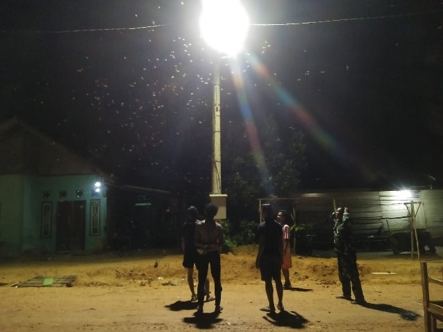 Warga Desa Kembang Seri Baru Senang Adanya Lampu Jalan Dipasang Melalui Program TMMD (Foto. Ist)