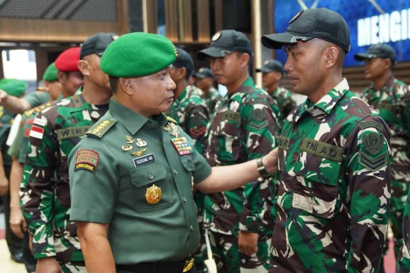 Kasad Jenderal TNI Dr. Dudung Abdurachman saat memberikan motivasi kepada personel kontingen untuk meraih prestasi tertinggi di ajang lomba tembak antar Angkatan Darat negara-negara ASEAN. (Dispenad)
