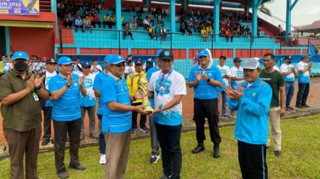 Bupati Anwar Sadat Menyerahkan Piala Bergilir Kepada Ketua Panitia Bupati Cup 2022 Hermasnyah. (FOTO : Ngah/Lt)