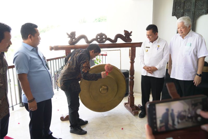 Ditabuhkannya gong tanda Peluncuran kembali VKBP oleh Plt Direktur Jenderal Imigrasi, Widodo Ekatjahjana di Batam./ FOTO : IST