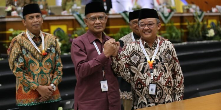 Haedar Nashir (tengah) Terpilih Sebagai Ketum PP Muhammadiyah Masa Bakti 2022-2027/ FOTO : IST)
