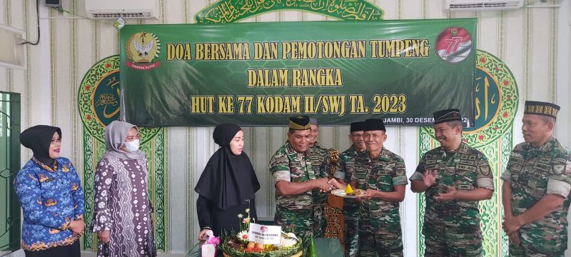 Dandim 0415/Jambi Kolonel Inf Marsal Denny Potong Tumpeng HUT Ke-77 Kodam II/Sriwijaya kepada Mayor Inf Rohandi