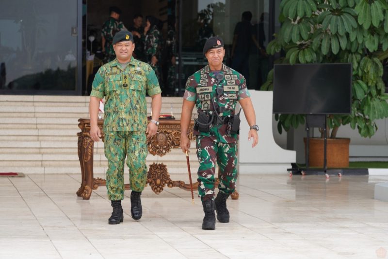 Panglima TNI Jenderal TNI Andika Perkasa (kanan) dan Major General Dato Paduka Seri Haji Muhammad Haszaimi Bin Bol Hassan (kiri)/ FOTO : PUSPEN TNI