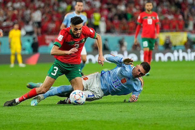 Noussair Mazraoui dijegal pemain lawan di laga Maroko vs Spanyol, Piala Dunia 2022\r\n (c) AP Photo/Julio Cortez