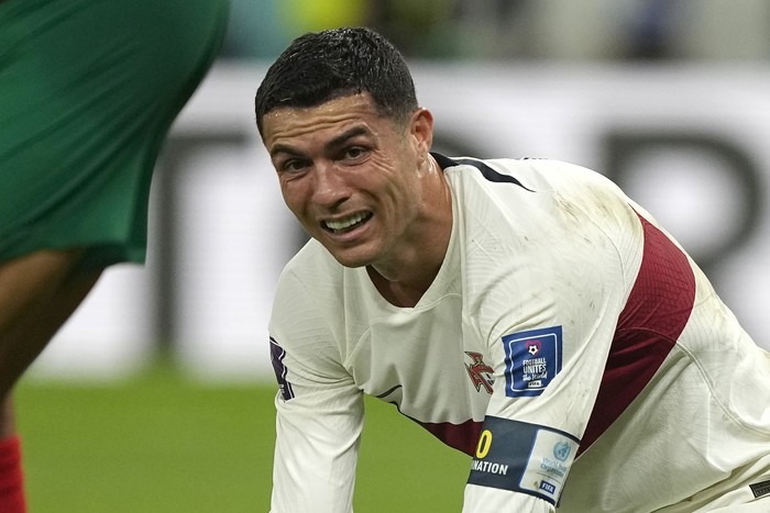 Cristiano Ronaldo akhirnya pulang kampung alias mudik berurai air mata usai Portugal didepak Maroko di perempatfinal Piala Dunia 2022. (Foto: AP/Martin Meissner)