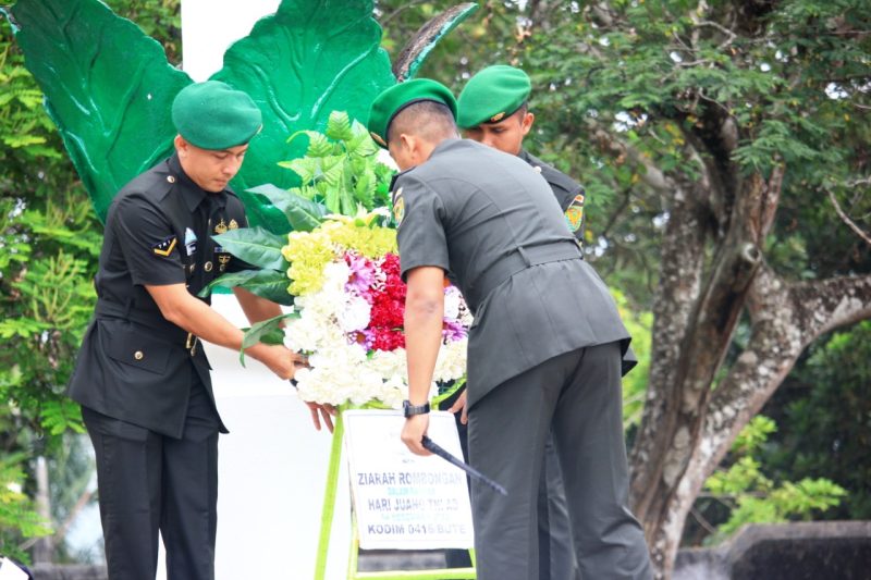 Peringati Hari Juang TNI AD, Dandim 0416/Bute Pimpin Upacara Ziarah Rombongan di TMP Satria Negara 