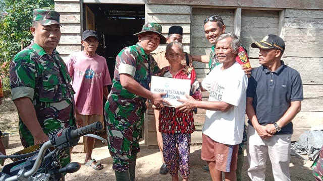 Peduli Sesamo, Koramil Tungkal Ulu Bagikan Paket Sembako Untuk Warga Kurang Mampu /FOTO : IST