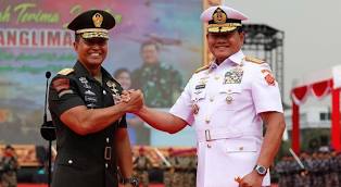 Jenderal TNI Andika Perkasa S.E., M.A., M.Sc., M.Phil., Ph.D. (kiri) dan Panglima TNI  Laksamana TNI Yudo Margono, S.E., M.M., S.C.F.A.(kanan)