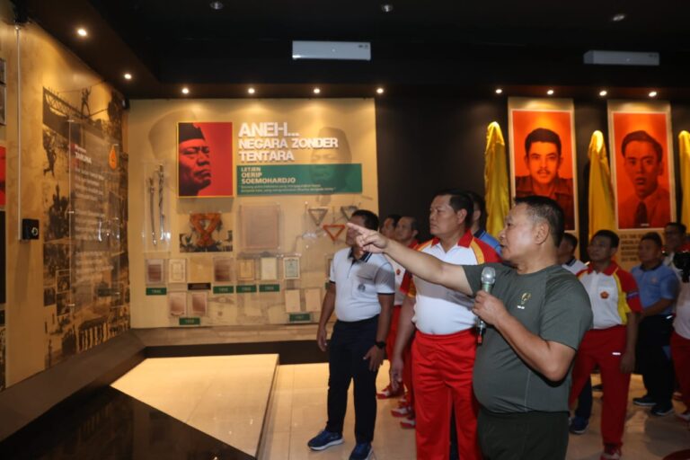 Dampingi Panglima TNI, Kasad Jelaskan Isi Koleksi Museum Taruna Abdul Djalil Akmil Magelang