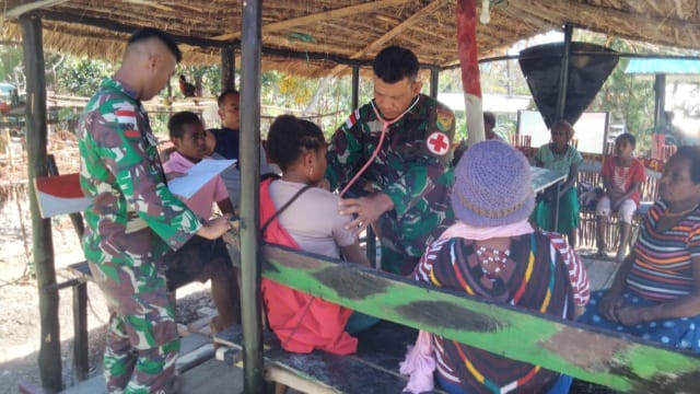 Satgas Yonif Raider 142/ KJ Buka Pos Pelayanan Kesehatan Gratis Bagi Masyarakat Papua (Pendam II/Sriwijaya).