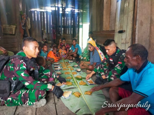 Masuk Dapur Warga, Cara Satgas Yonif Raider 142/KJ Menyatu Dan Dekat Dengan Masyarakat Perbatasan Papua