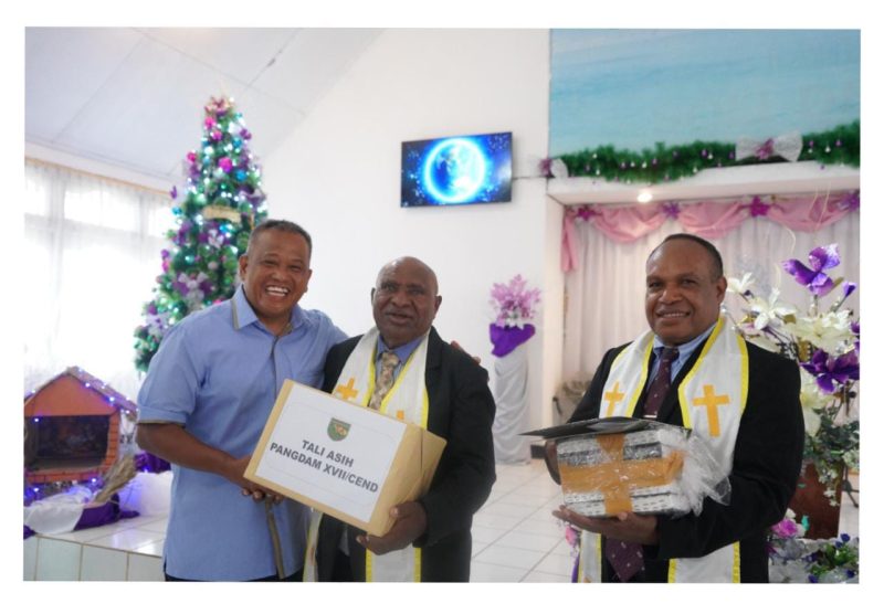 Sosok Pelayan Masyarakat Papua Berikan Bantuan Alkitab Dan Sembako Di Gereja Kingmi Eklesia, Pendeta Yosias Tebay Ucapkan Terimakasih Bapak Pangdam XVII/Cenderawasih