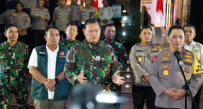 Panglima TNI  Pantau Situasi Kamtibmas Malam Pergantian Tahun 2023 (Puspen TNI).