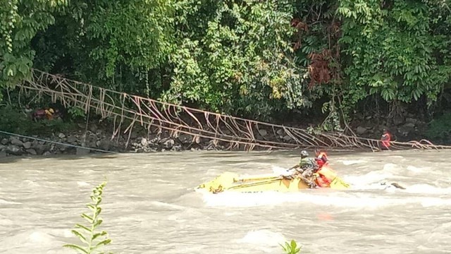 FOTO : Saat pencarian 4 personel TNI Polri yang hanyut di Sungai Digoel, Kabupaten Pegunungan Bintang