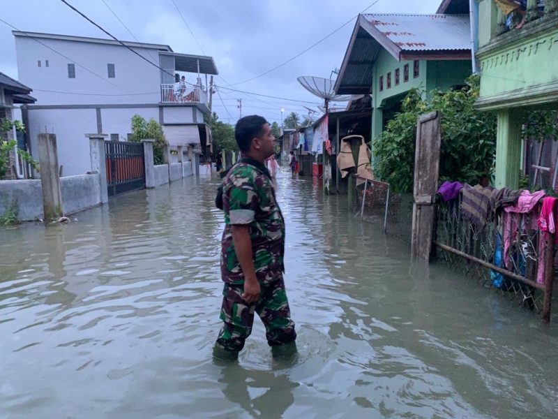 Babinsa Koramil Pidie Terus Monitoring Banjir Pasca Hujan/ FOTO : dok. Pendam IM