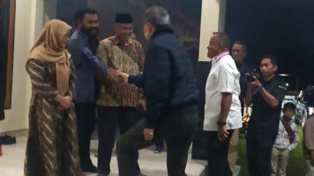 Pangdam XVII/Cenderawasih dan Ketua Umum PPAD Ramah Tamah Bersama Forkopimda Di Kediaman Bupati Puncak Jaya/ FOTO : Pendam XVII/Cen