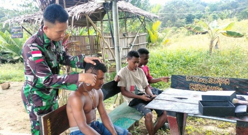 Pangkas Rambut Gratis, Pos Satgas Yonif 143/TWEJ Diserbu Anak-Anak Papua/ FOTO : Dok. Dispenad