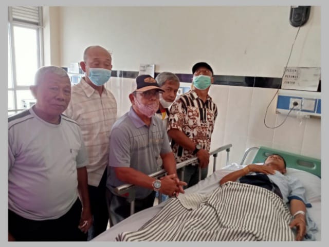 Mayor Purn Sutrisno bersama pengurus dan anggota DPC Pepabri Kota Jambi saat besuk Kapten Purn Kasiyanto yang sakit/ FOTO : IST