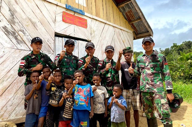 Satgas Yonif 143/TWEJ Berbagi Kebahagiaan Dengan Anak-Anak Di Pedalaman Papua/ FOTO : Dok. Pendam Swj