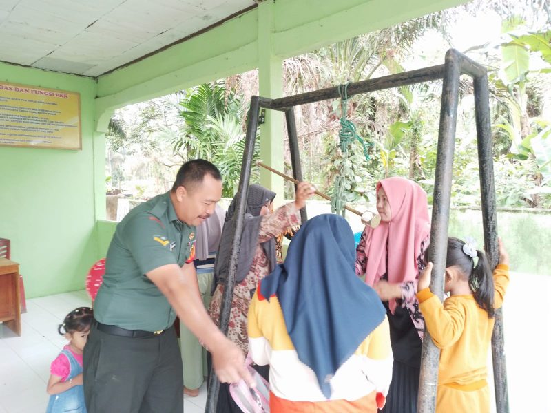 Sinergitas Babinsa Bersama Tim Kesehatan Cegah Stunting Di Wilayah Desa Binaan/FOTO : Dok.dimjbi