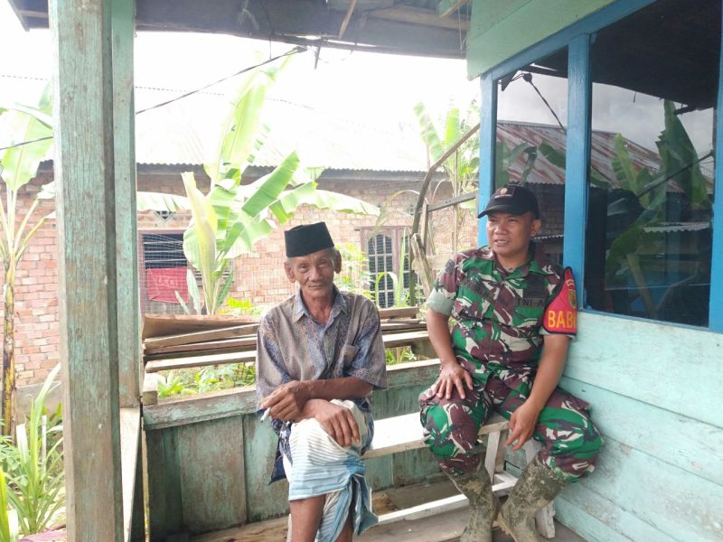 Anjangsana dengan Tomas, Babinsa Serda Febri Bahas Keamanan di Wilayah Binaan/ FOTO : Dok.dimjbi