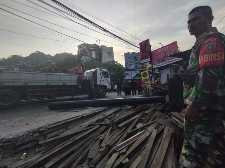 Babinsa Kopka Azmiadi Kembali Beraksi Evakuasi Pipa Tiang Pancang yang Berhamburan di Jalanan/ FOTO : Dok. Dispenad