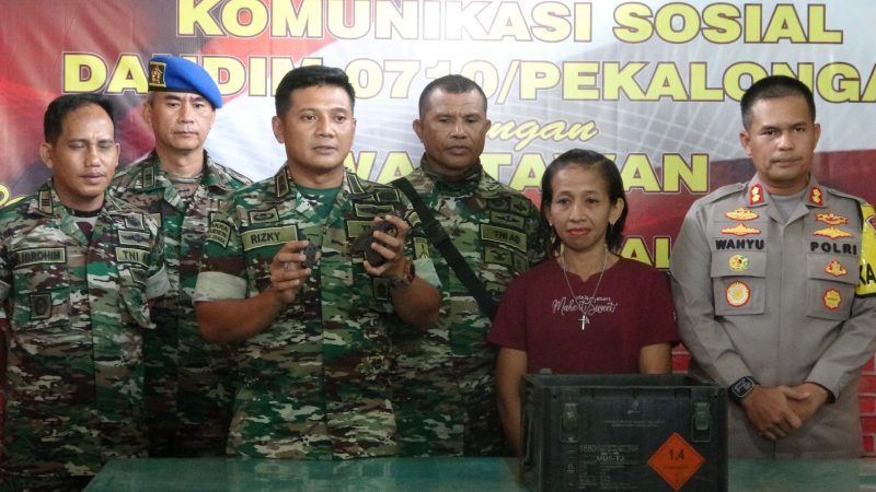 Warga Kota Pekalongan Serahkan Granat dan Pistol Kepada TNI/ FOTO : Istimewa
