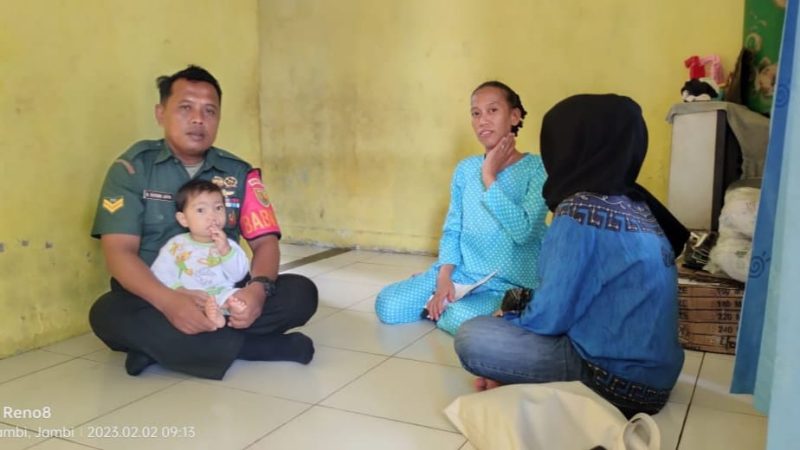 Babinsa Koramil Telanaipura Pantau Perkembangan Anak Stunting/ FOTO : Dok. Sterdim 0415 Jambi