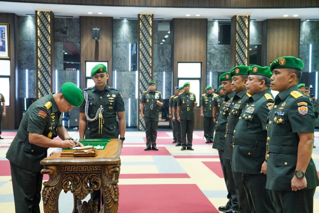 Kasad Jenderal TNI Dr. Dudung Abdurachman pimpin acara Sertijab Asintel dan Aslog Kasad 
bertempat di gedung AH Nasution Mabesad Selasa (28/2/2023)./ FOTO : Dispenad