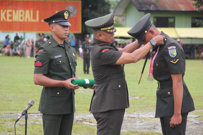 Danrindam XVII/Cenderawasih Kolonel Inf Vivin Alivianto menutup Diktukba TNI AD TA 2023, di Lapangan Pancasila Rindam XVII/Cenderawasih./ FOTO : Dok. Pendam XVII/Cenderawasih 