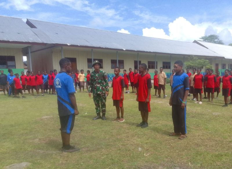 Satgas Yonif Raider 142/KJ memberikan pelatihan Pelaksanaan Upacara Bendera kepada Siswa SMP Yakpesmi di Distrik Elelim, Kabupaten Yalimo, Provinsi Papua Pegunungan, Kamis (09/02/2023)/Dok. Pendam II/Sriwijaya