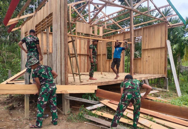 Satgas Yonif 143/TWEJ membantu pembongkaran rumah wargadi Kampung Tatakra, Distrik Web, Kab. Keerom, Papua, Jumat (10/02/2023)./ FOTO : Dok. Pendam II/Swj