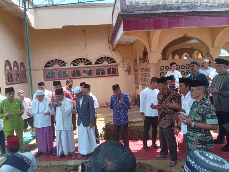 Danramil 06/Pijoan Hadiri Peletakan Batu Pertama Rehab Pembangunan Masjid Jami' At- Taqwa Desa Mendalo Indah/ FOTO : Dimjbi