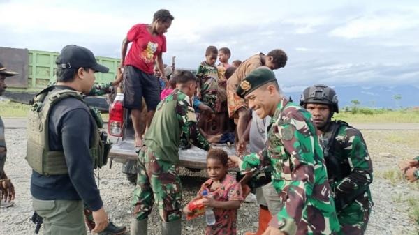 Satuan Raider 514/SY dan Brimob Polri berhasil mengevakuasi masyarakat Paro ke Pos Barak Baru Satgas Satuan Organik Korem 172/PWY, Distrik Kenyam, Nduga/FOTO : Pendam Cenderawasih.